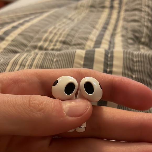 Airpods Pro 3rd Generation Wireless Bluetooth Charging Case. - Picture 3 of 4